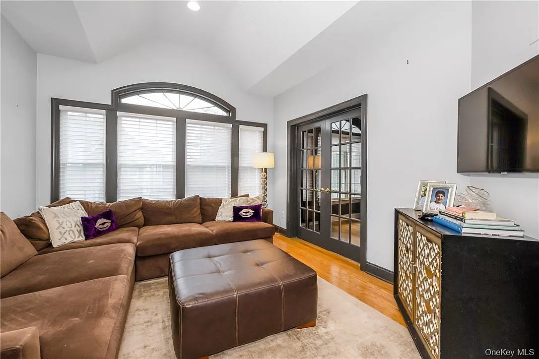 3 bed, 3.5 bath, 2577 sqft, $8,500 — Photo 3