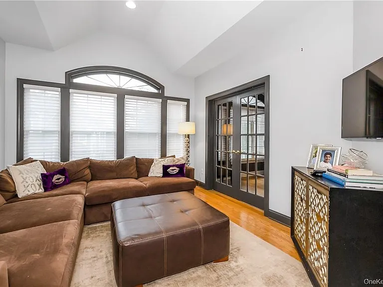 7 Hopkins Ln — Photo 3