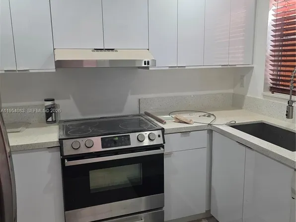 1095 W 40th St #26, Hialeah, FL 33012
