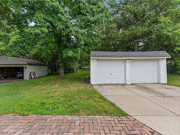 3rd image of 1527 Oakmount Rd