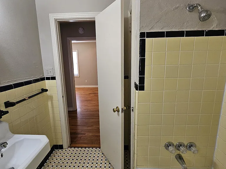 124 S Franklin Blvd — Photo 17