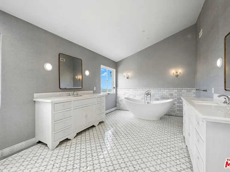 1675 N Woods Dr — Photo 35