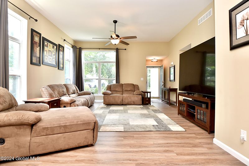 5th image of 312 Meadowlark Drive