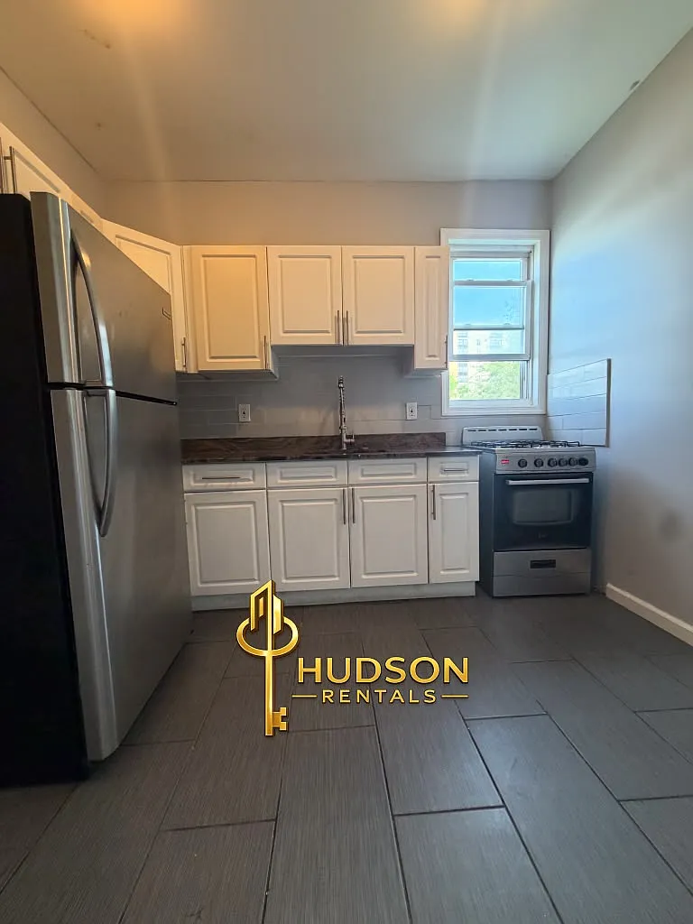 2 bed, 800 sqft, $2,100 — Photo 1