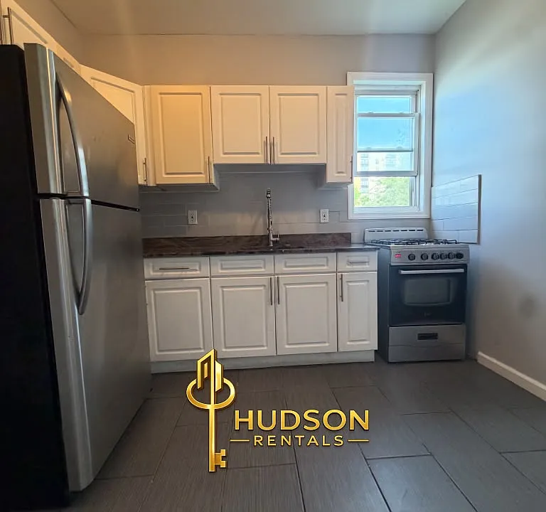 86 Winfield Ave #3L