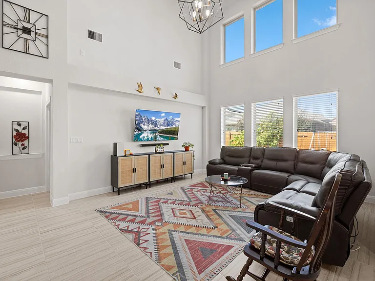 724 Pioneer Grv — Photo 17