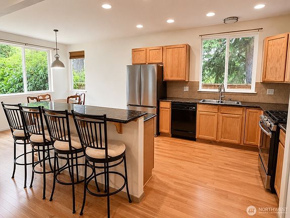 3rd image of 912 Gina Court SE