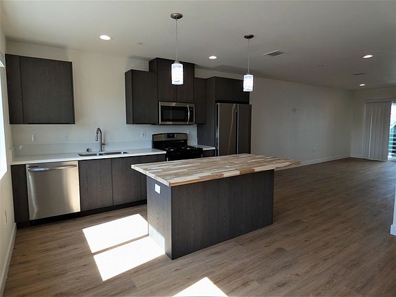 3rd image of 2412 1/2 Carmona Ave