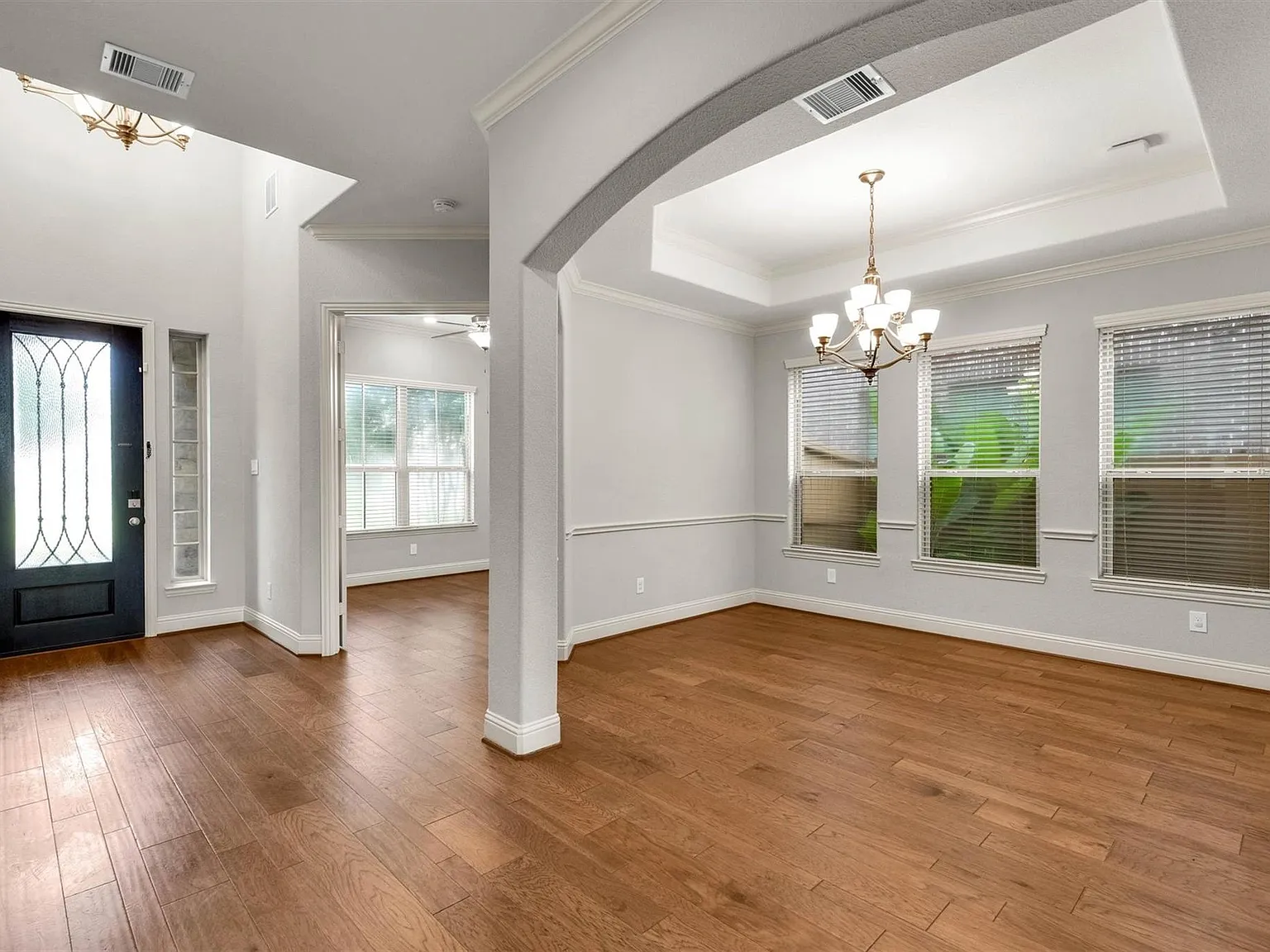 5 bed, 4.0 bath, 3842 sqft, $4,000 — Photo 3