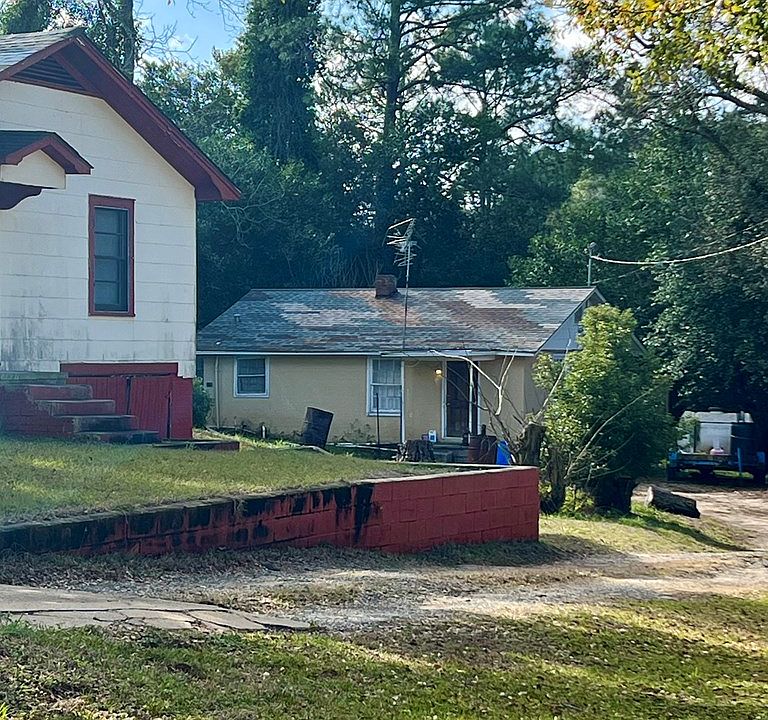 2nd image of 221 Daughtry Ave N