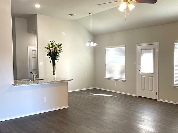 5th image of 406-408 Emma Dr