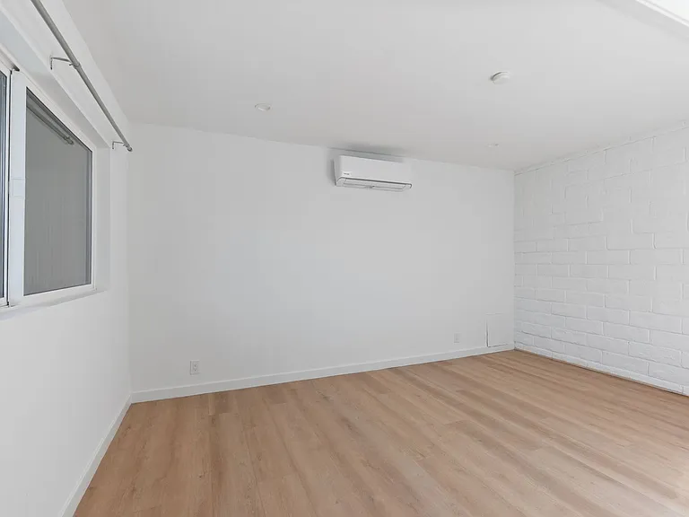 1105 N. Coast Highway | Sand Castle Apartments — Photo 11