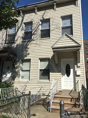 Sold by Momentum Real Estate LLC | media 1