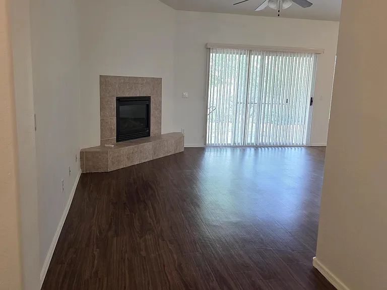 1825 W Desert Willow Dr — Photo 2