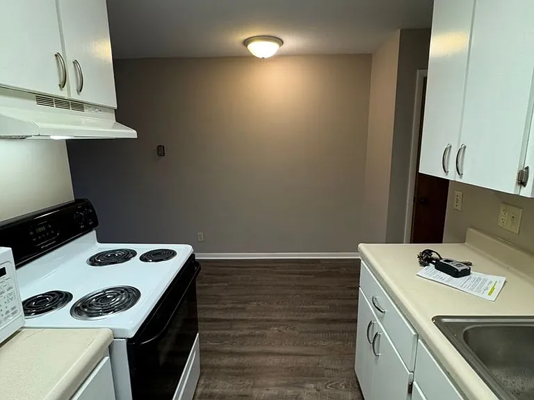 2330 Northwestern Ave — Photo 5