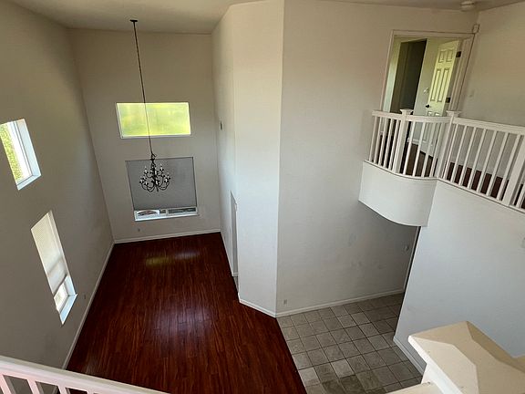 4th image of 723 Sunlight Dr