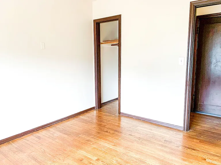 Montlake Apartments — Photo 2