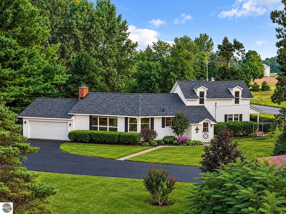 1st image of 425 Garfield Rd S