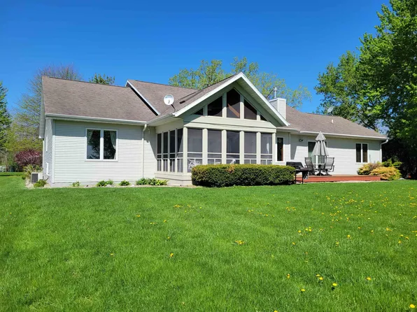 N9435 Lakeshore Dr, Van Dyne, WI 54979