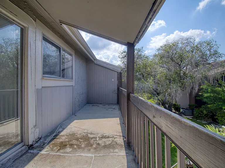 Huge Balcony (23' x 6')