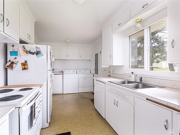 Classsic kitchen, everything works the way it is supposed to !