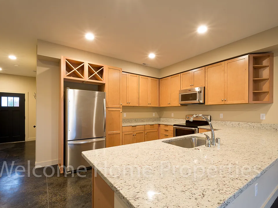 72 NE Hadley Way