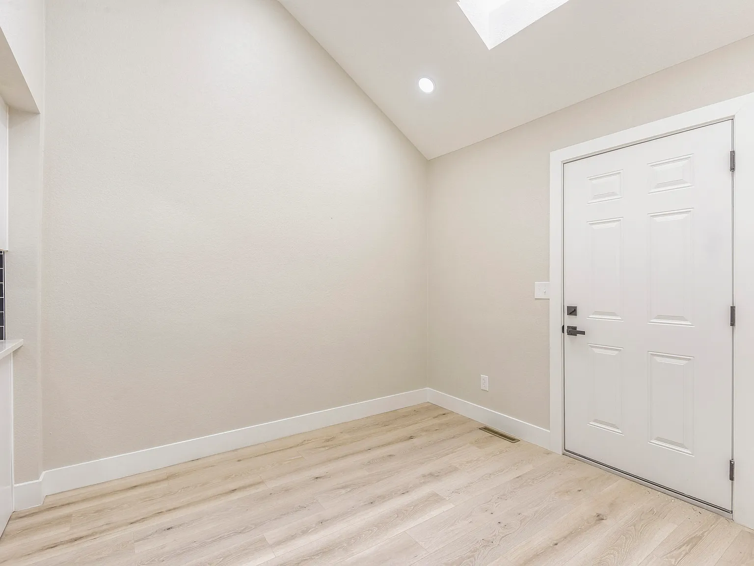3 bed, 2268 sqft, $3,990 — Photo 4