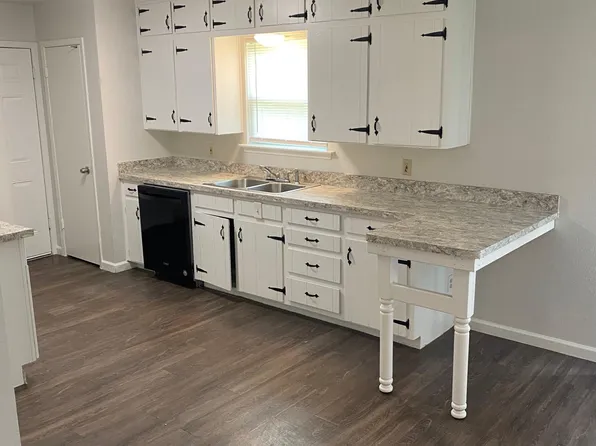 135 SE Gardens Blvd, Burleson, TX 76028