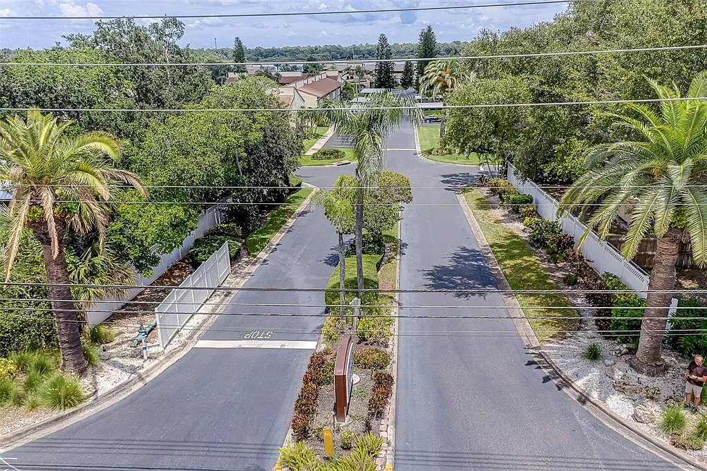 3 bed, 2.5 bath, 1335 sqft, $2,500 — Photo 3