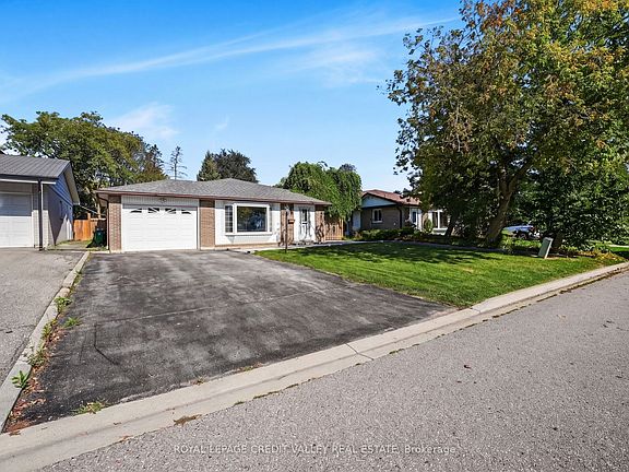 3rd image of 16 Lockton Cres