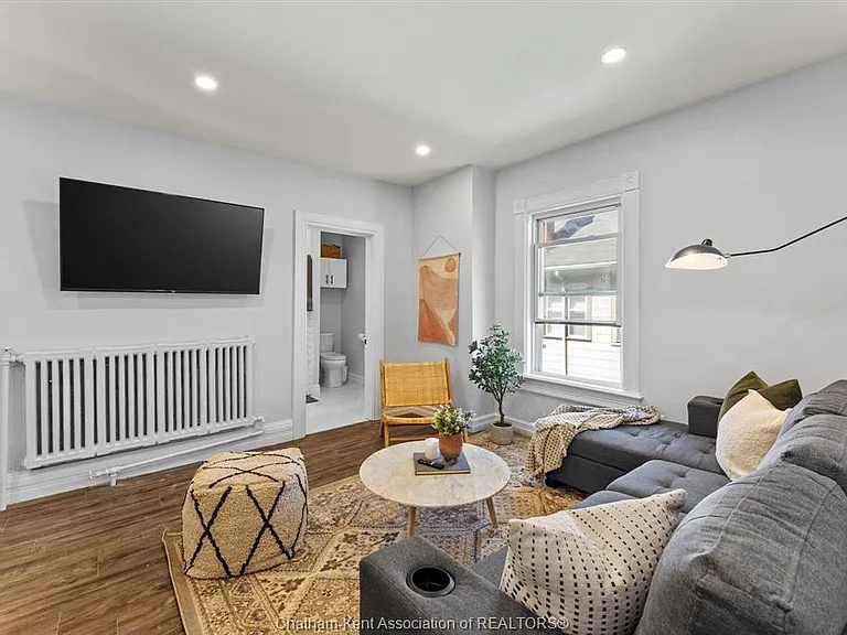 135 William St N #4 — Photo 4