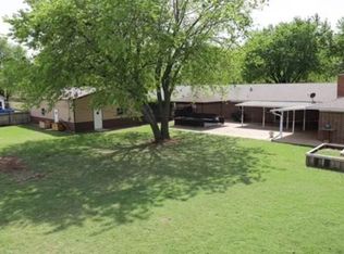 609 SW 2nd St, Lindsay, OK 73052