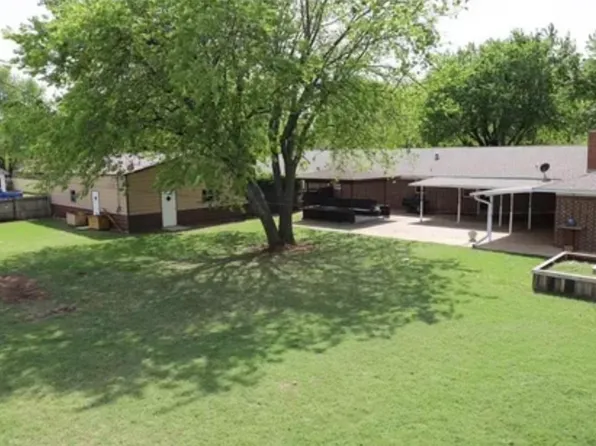 609 SW 2nd St, Lindsay, OK 73052