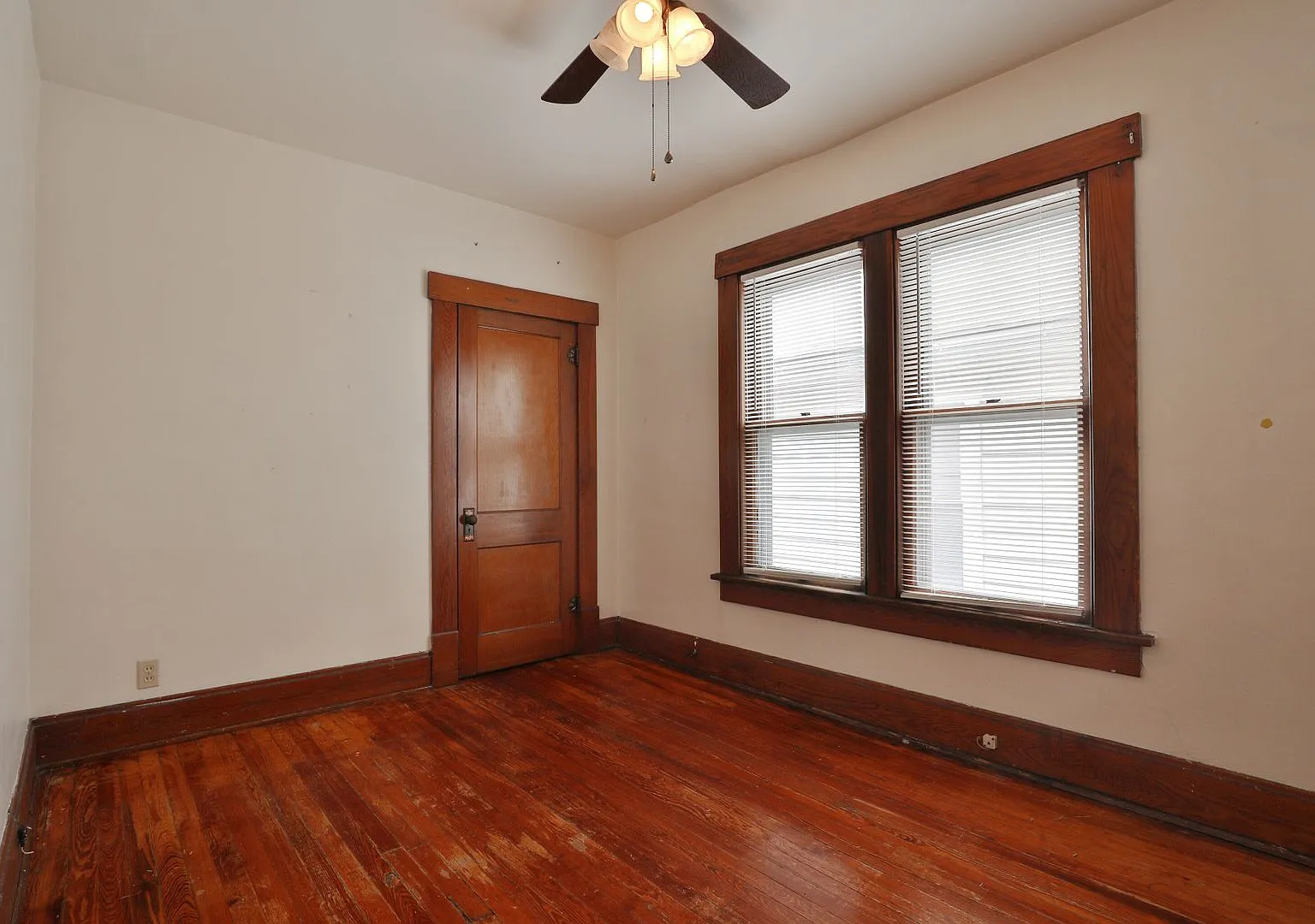 8 Bedroom North Campus Newly Remodeled House with 2 Decks and Patio — Photo 4