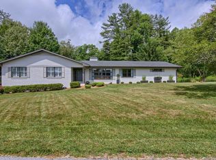 305 Crooked Creek Rd, Hendersonville, NC 28739