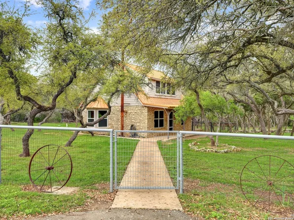 100 Cherokee Ln, Blanco, TX 78606