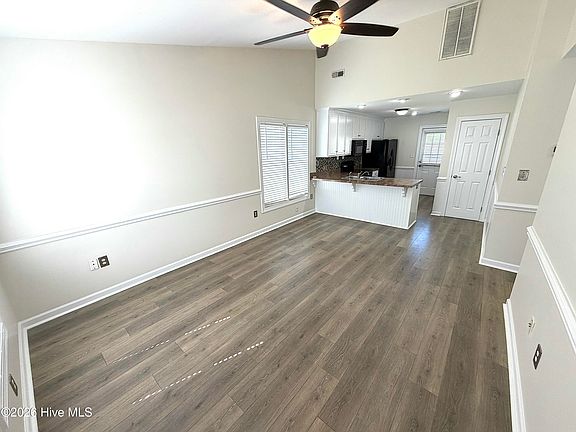 4th image of 2556 Pond Drive N