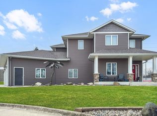216 Oak Hill Dr, Hampton, IA 50441