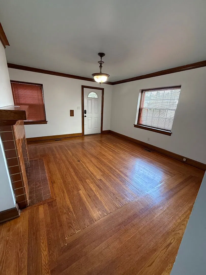 Charming Two Bedroom Townhouse Close to Kanawha Boulevard — Photo 3