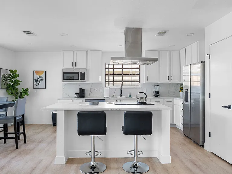 2521 Delmar Dr — Photo 25