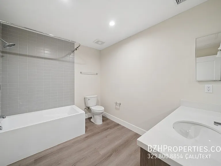 1223 N Hayworth Ave — Photo 17