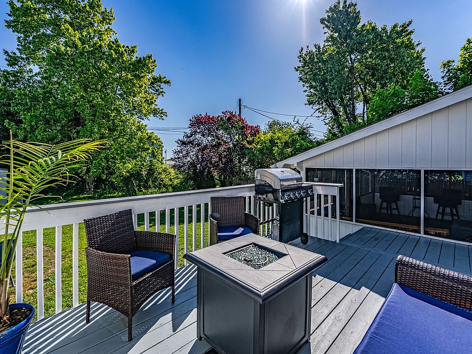Backyard fire pit for s'mores under the stars