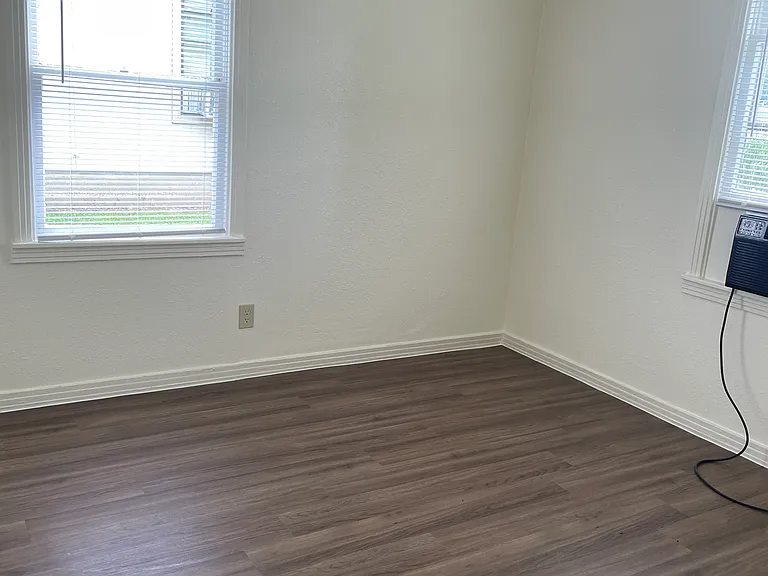 2707 W Avenue I — Photo 2
