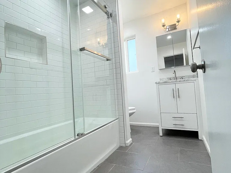 Main Bedroom en-suite bathroom.