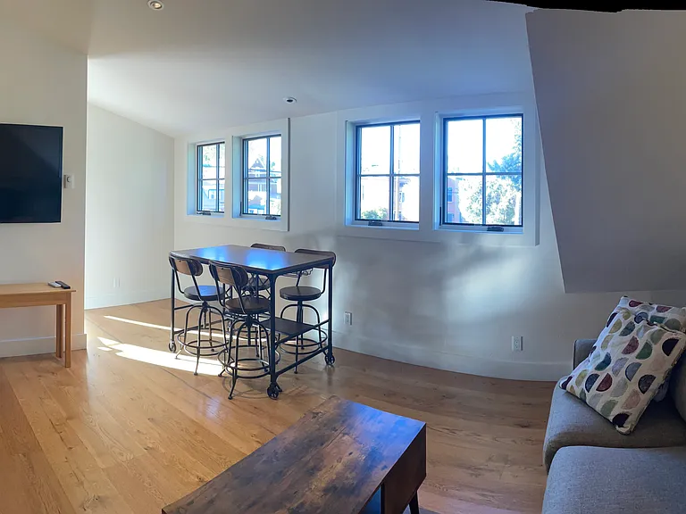 425 E 7th St — Photo 7