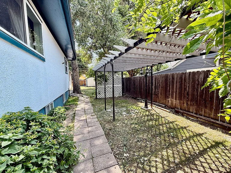 225 N Institute St — Photo 17