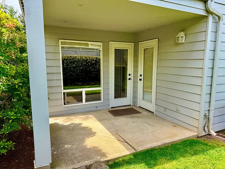 Large 980sq. 1 bedroom apartment with attached garage plus 1 parking space — Photo 6