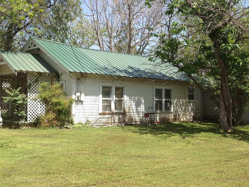 Large side yard with plenty of room!!