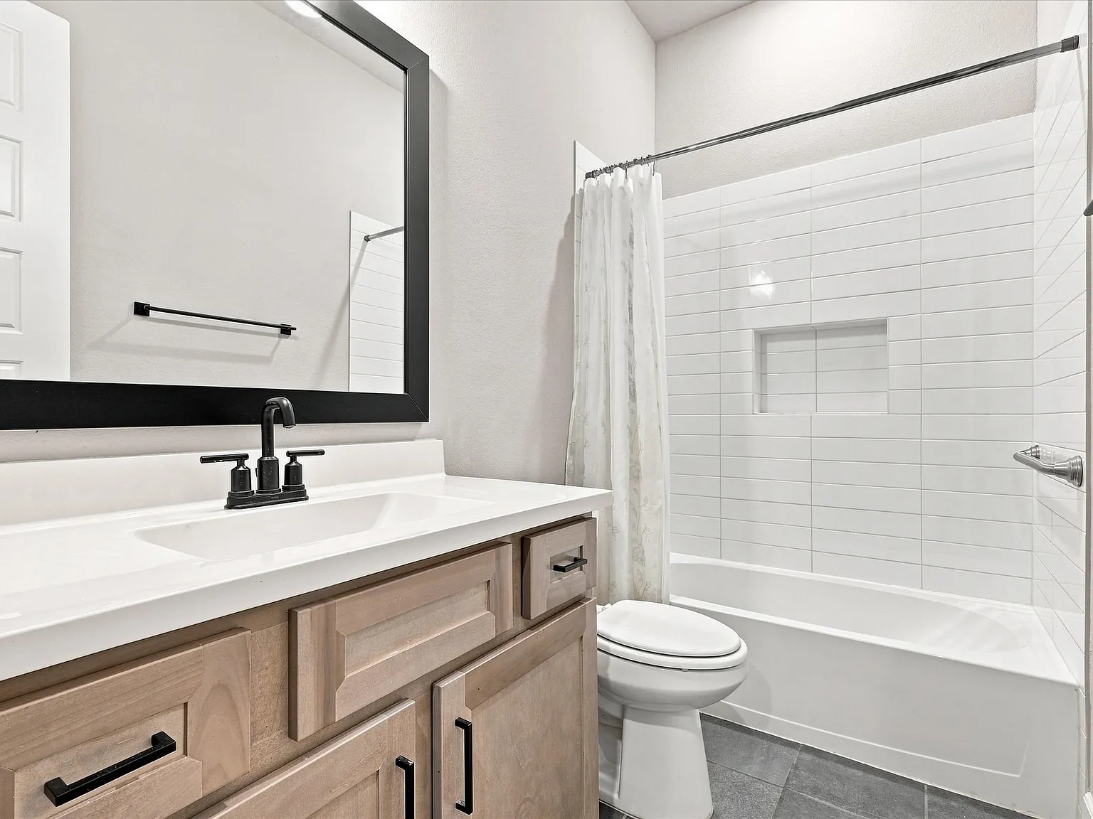 4 bed, 4.5 bath, 3331 sqft, $4,200 — Photo 2