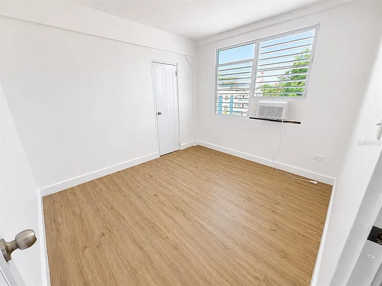 2844 Roosevelt #301 — Photo 5